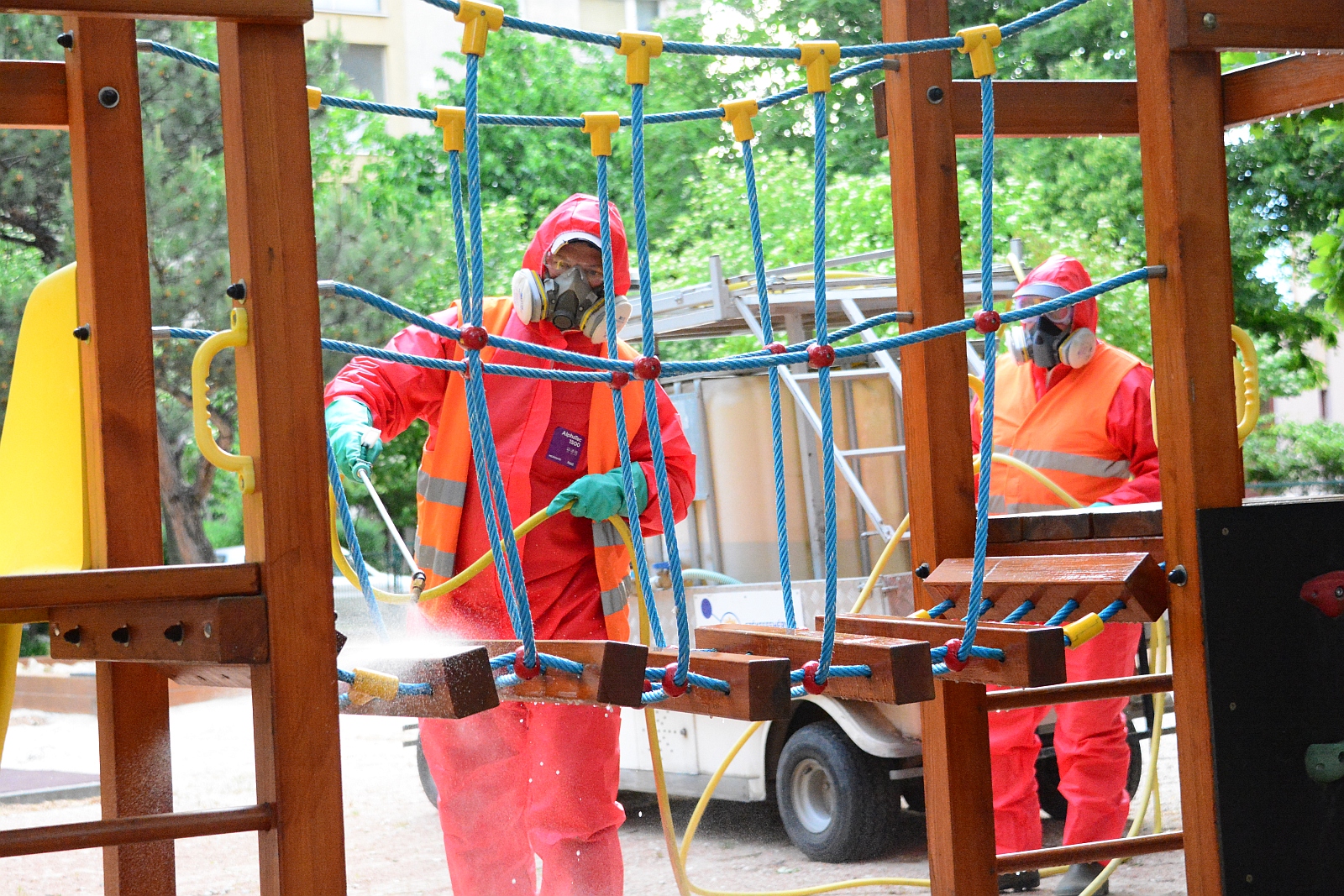 Így fertőtleníti a Városgondnokság a játszótereket a hétfői nyitás előtt